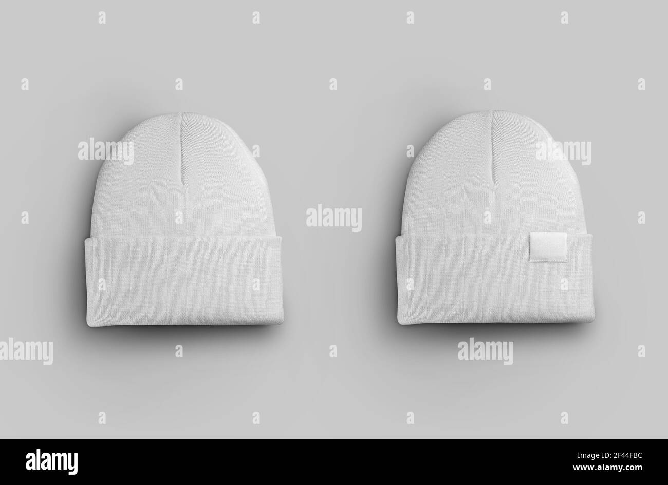Weißes Wollmütze Mockup für Design-Präsentation, wattierte warme Mütze mit Anhänger, Etikett. Unisex Hut Vorlage isoliert auf Hintergrund, Nahaufnahme, für eine Stockfoto