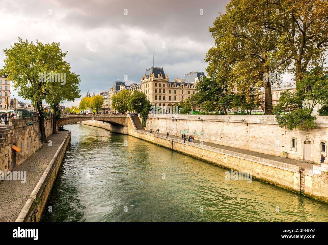 Ufer der seine und Ile de la Cité, mit der Präfektur im Hintergrund, in Paris, Frankreich Stockfoto