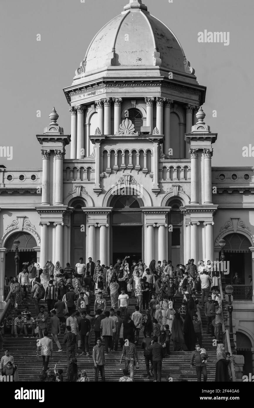 Touristenmenge auf Ahsan Manzil Museum . Ahsan Manzil war früher der offizielle Wohnpalast und Sitz der Nawab von Dhaka. Voller Menschen. Stockfoto