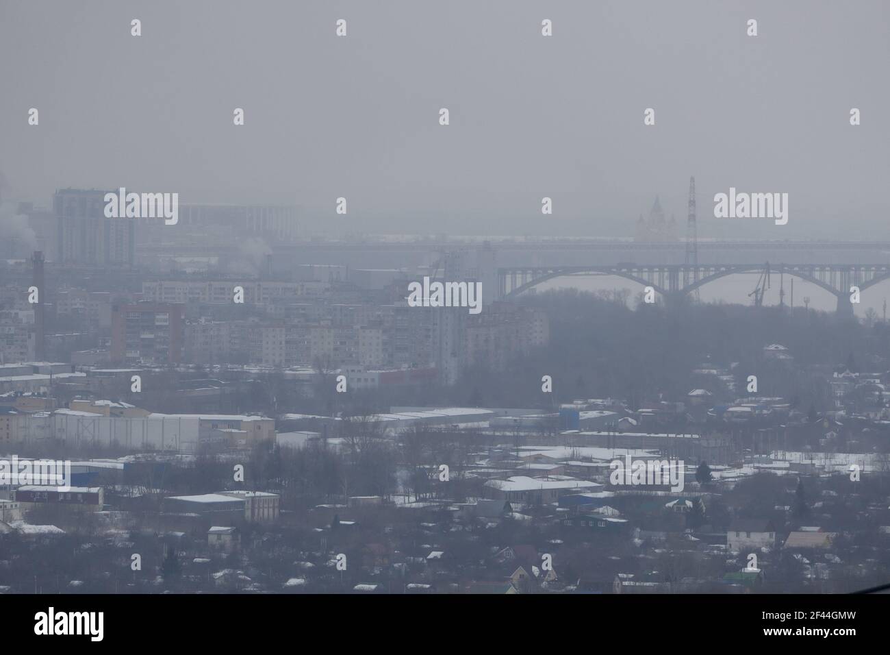 Das ökologische Problem der Großstädte. Smog in der Luft. Umweltverschmutzung Stockfoto