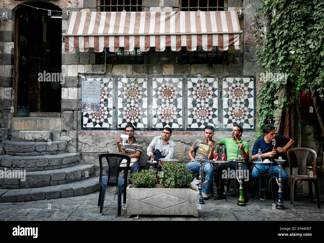 Damaskus, Syrien - August 03,2010 : Menschen, die Shisha in einem Café in Damaskus rauchen. Stockfoto
