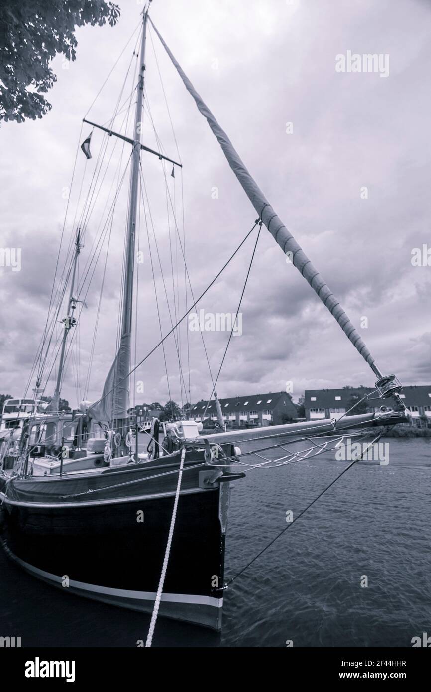 Eine Yacht im Hafen. Fotografiert in Alkmaar Niederlande Stockfoto