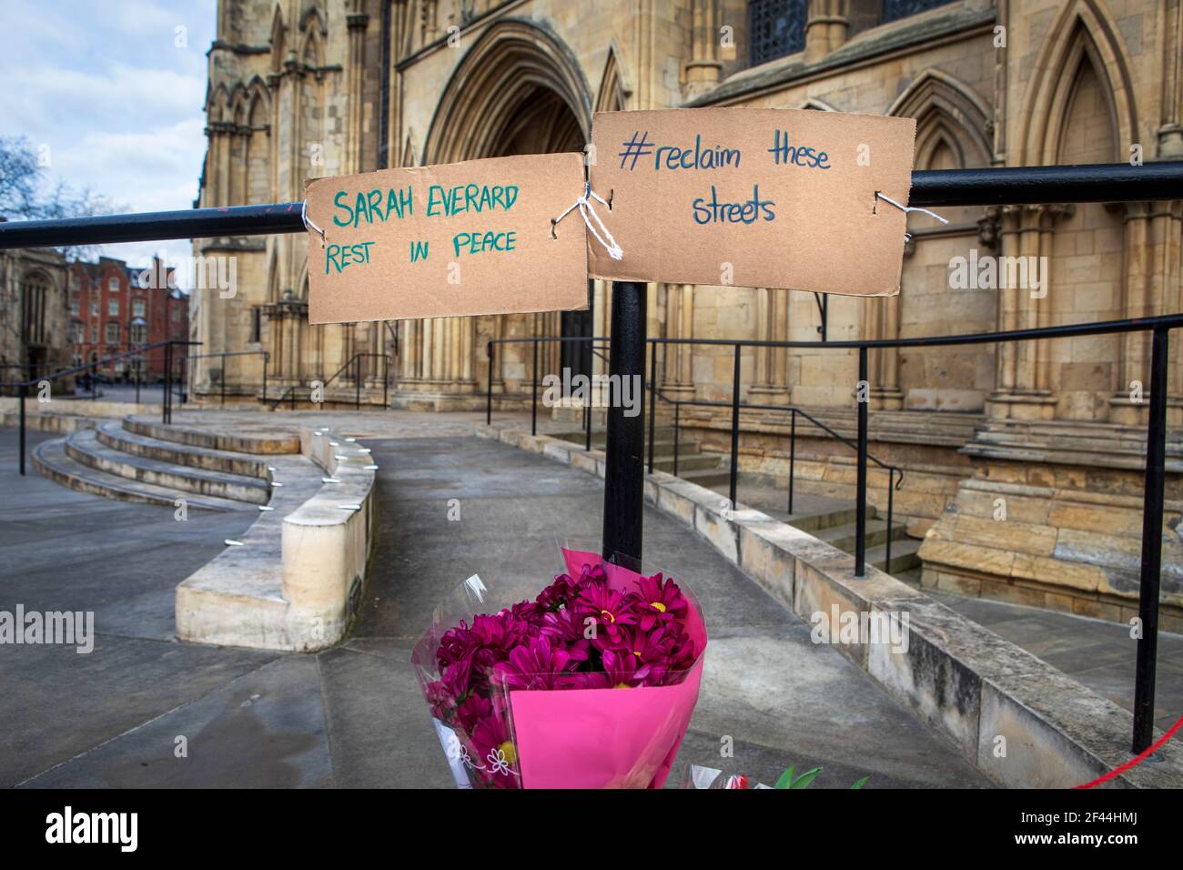 Ein Denkmal außerhalb des York Minster für Sarah Everard (33), die bei einem Heimweg in South London ermordet wurde. Sarah kam ursprünglich aus York, wo ihre Eltern noch leben. Stockfoto