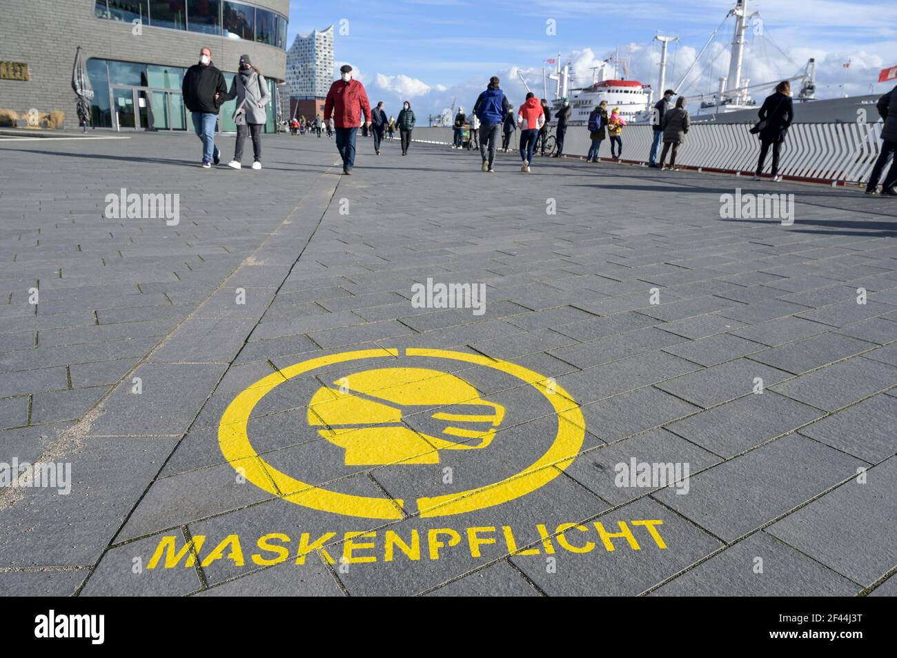 DEUTSCHLAND, Hamburg, Corona Virus, COVID-19 , Schild zum Tragen von Maske / DEUTSCHLAND, Hamburg , landungsbrücken Elbe, Corona Pandemie, Hinweisschild für Maskenpflicht Stockfoto