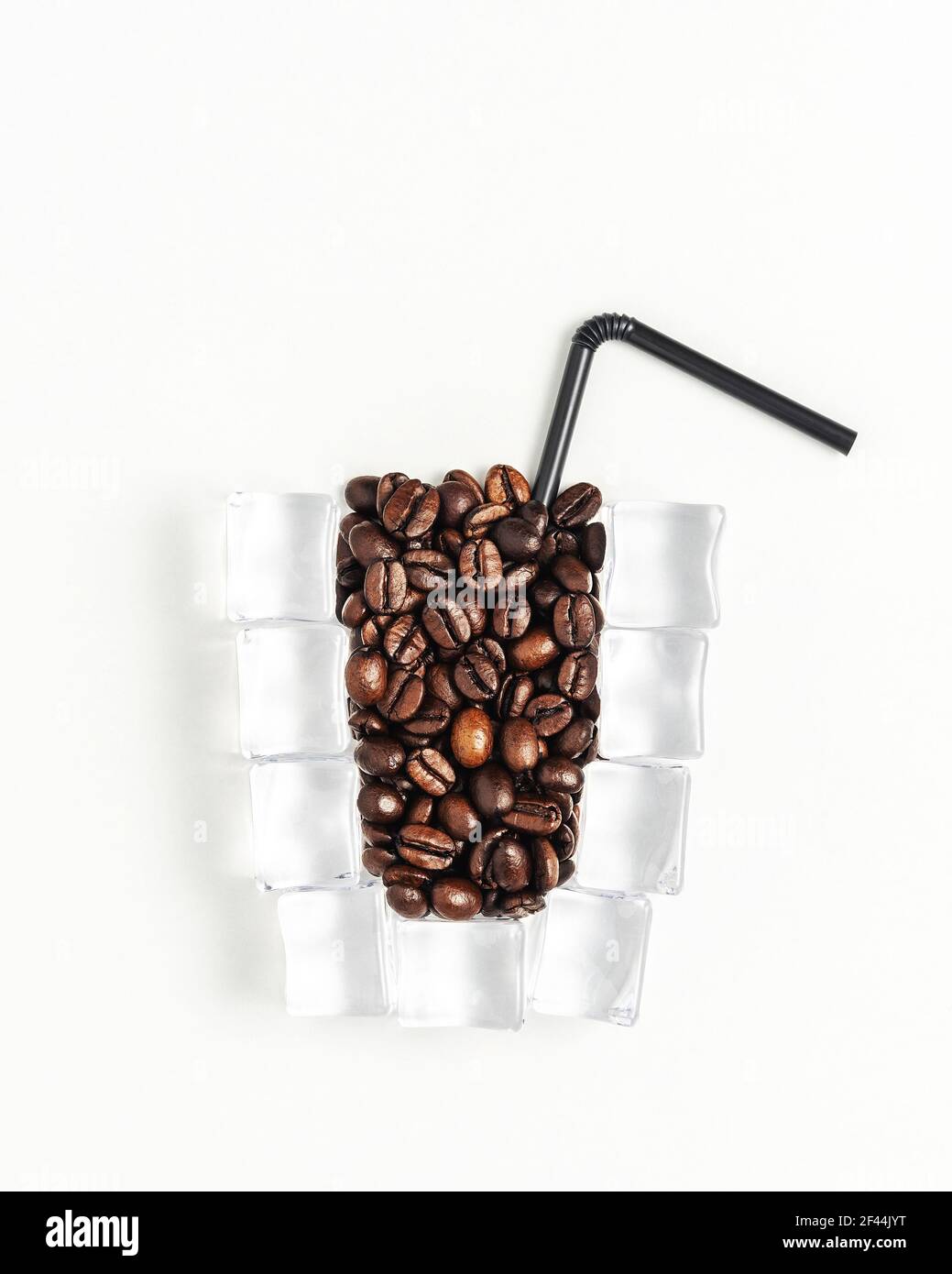 Tasse Eiskaffee mit Eiswürfeln und Kaffeebohnen. Kreatives Sommer-Minimal-Konzept. Stockfoto