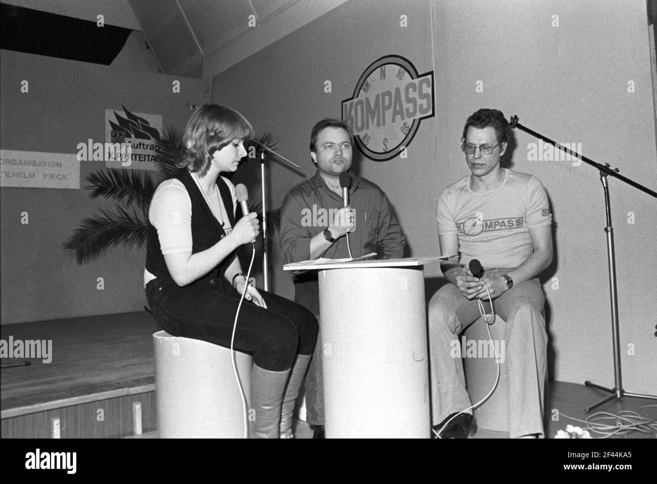 15. Februar 1982, Sachsen, Delitzsch: Im Februar 1982 findet in Delitzsch die Jugendveranstaltung "Compass Number 9" statt. Dabei zeigen junge Menschen von FDJ-Basisorganisationen ihre Fähigkeiten. Genaues Aufnahmedatum nicht bekannt. Foto: Volkmar Heinz/dpa-Zentralbild/ZB Stockfoto