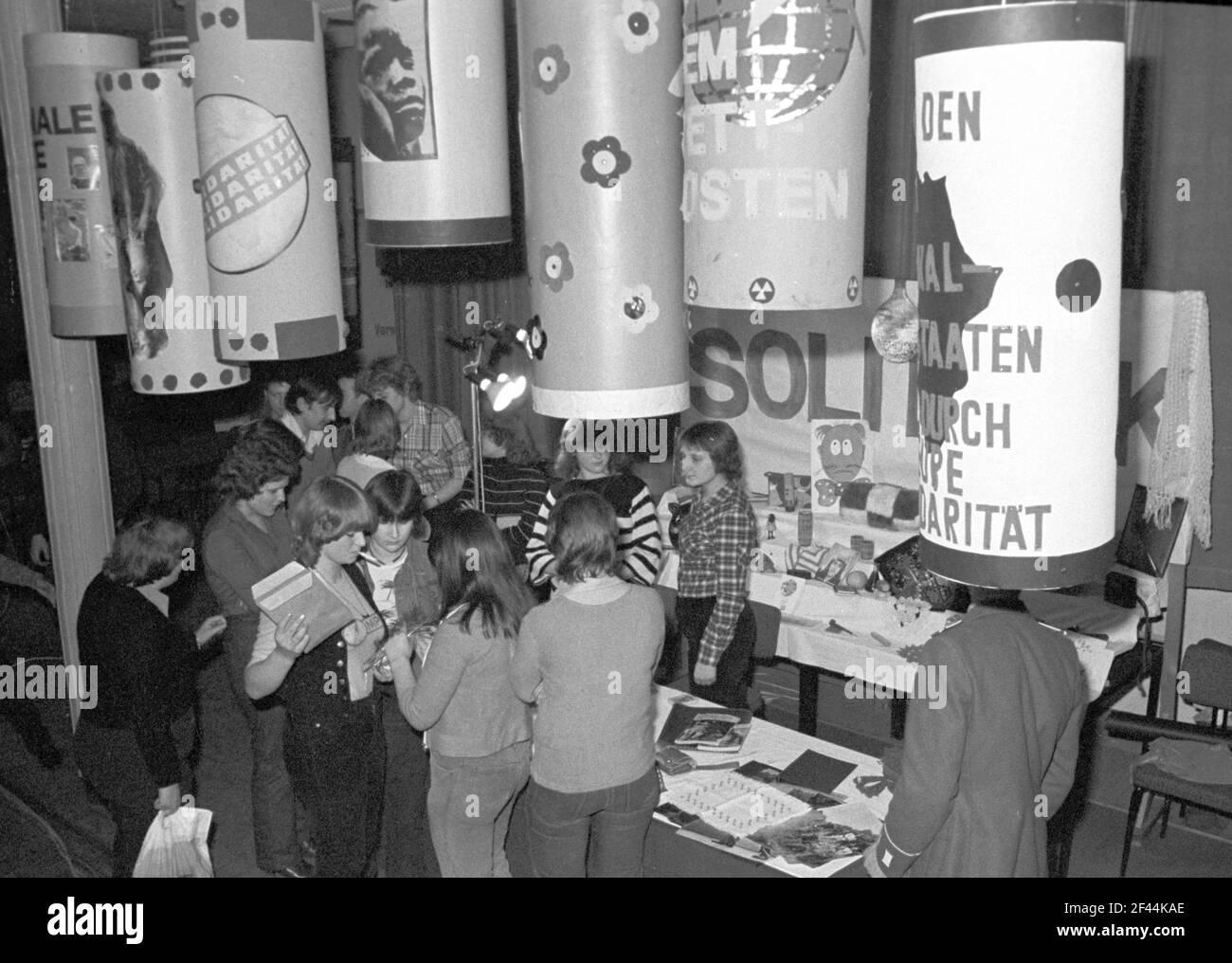 15. Februar 1982, Sachsen, Delitzsch: Solidarität - die Jugendveranstaltung "Kompass Nummer 9" findet im Februar 1982 in Delitzsch statt. Dabei zeigen junge Leute von FDJ-Basisorganisationen ihre Fähigkeiten. Genaues Aufnahmedatum nicht bekannt. Foto: Volkmar Heinz/dpa-Zentralbild/ZB Stockfoto