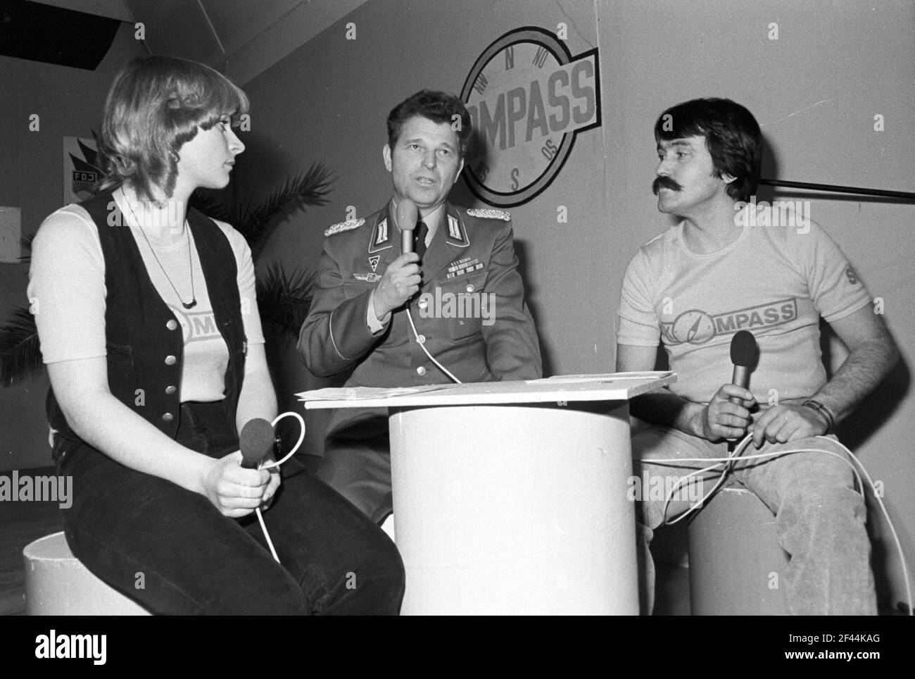 15. Februar 1982, Sachsen, Delitzsch: Offiziere der Nationalen Volksarmee unter "Kreuzverhör" - die Jugendveranstaltung "Kompass Nummer 9" findet im Februar 1982 in Delitzsch statt. Dabei zeigen junge Menschen von FDJ-Basisorganisationen ihre Fähigkeiten. Genaues Aufnahmedatum nicht bekannt. Foto: Volkmar Heinz/dpa-Zentralbild/ZB Stockfoto