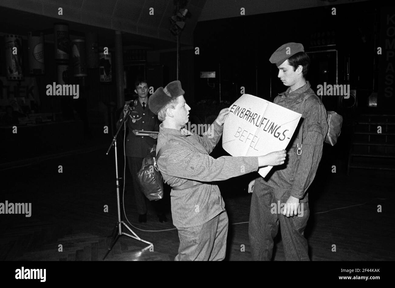 15. Februar 1982, Sachsen, Delitzsch: Kabarett mit 'Einbährungsbefel' - die Jugendveranstaltung 'Kompass Nummer 9' findet im Februar 1982 in Delitzsch statt. Dabei zeigen junge Leute von FDJ-Basisorganisationen ihre Fähigkeiten. Genaues Aufzeichnungsdatum nicht bekannt. Foto: Volkmar Heinz/dpa-Zentralbild/ZB Stockfoto