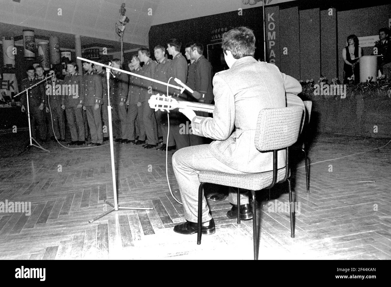 15. Februar 1982, Sachsen, Delitzsch: Chor der NVA - die Jugendveranstaltung "Compass Nummer 9" findet im Februar 1982 in Delitzsch statt.die Jugendveranstaltung "Compass Nummer 9" findet im Februar 1982 in Delitzsch statt. Während dieser Veranstaltung zeigen junge Menschen von FDJ-Basisorganisationen ihre Fähigkeiten. Genaues Aufnahmedatum nicht bekannt. Foto: Volkmar Heinz/dpa-Zentralbild/ZB Stockfoto