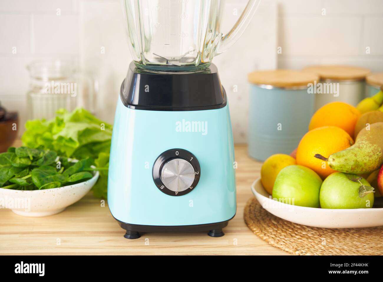 Mixer und Mischung aus Beeren, Obst und Gemüse für vegane grüne Smoothie ausgewogene Ernährung Stockfoto