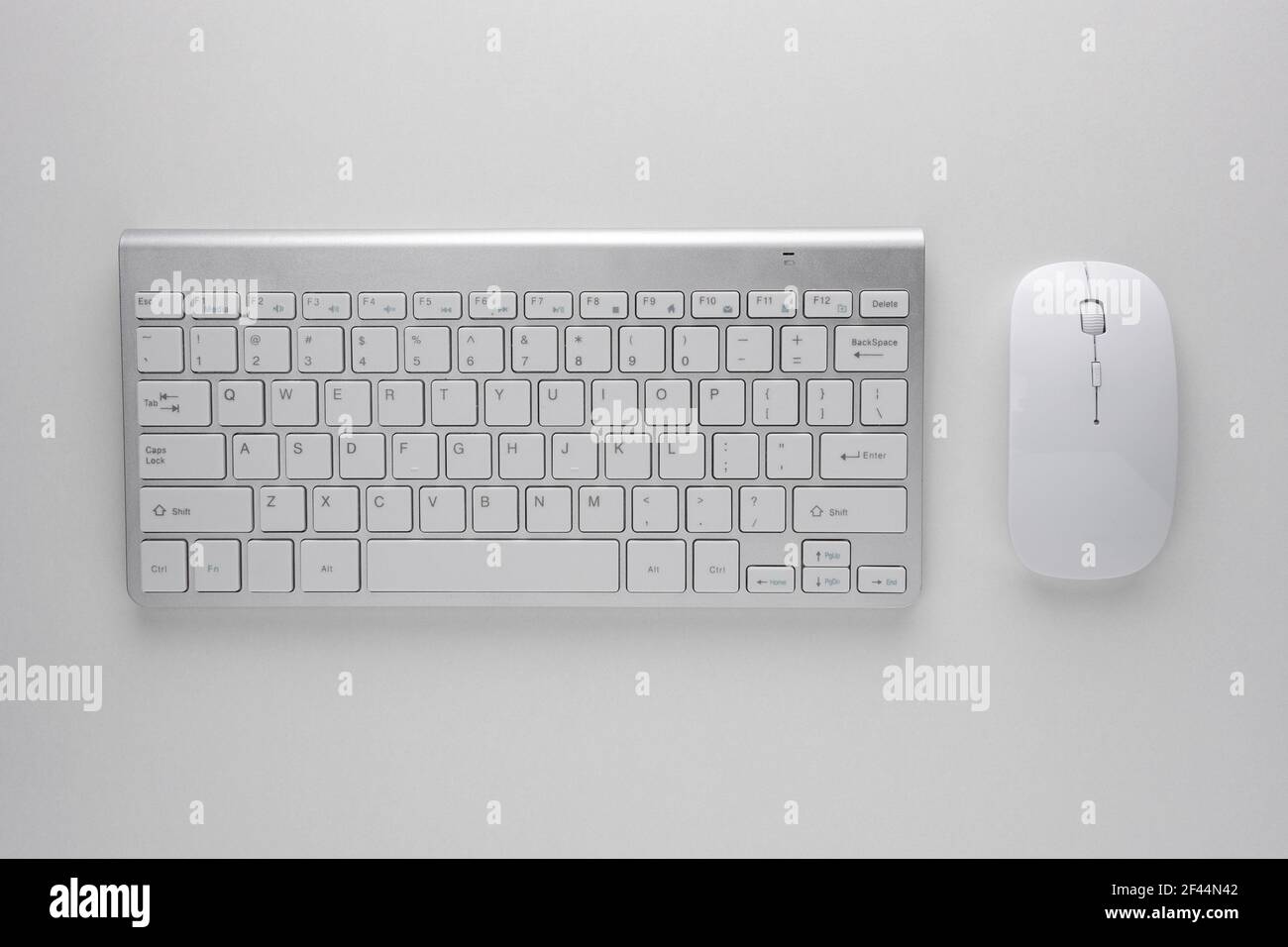 Ansicht von Tastatur und Maus eines modernen Computers. Draufsicht. Stockfoto
