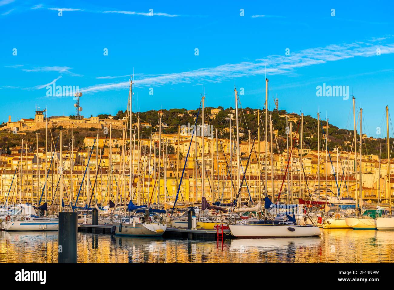 Marina von Sète bei Sonnenaufgang, ein ruhiger Morgen, in Herault, Okzitanien, Frankreich Stockfoto