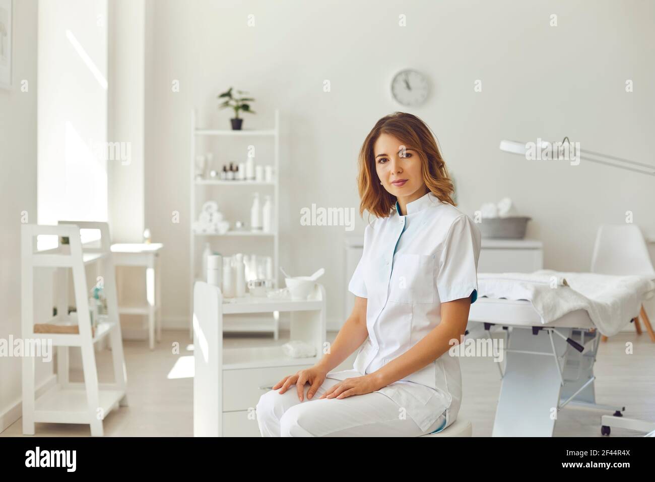 Frau Kosmetologin oder Dermatologin beim Blick auf Kamera in Beauty Spa Salon Stockfoto