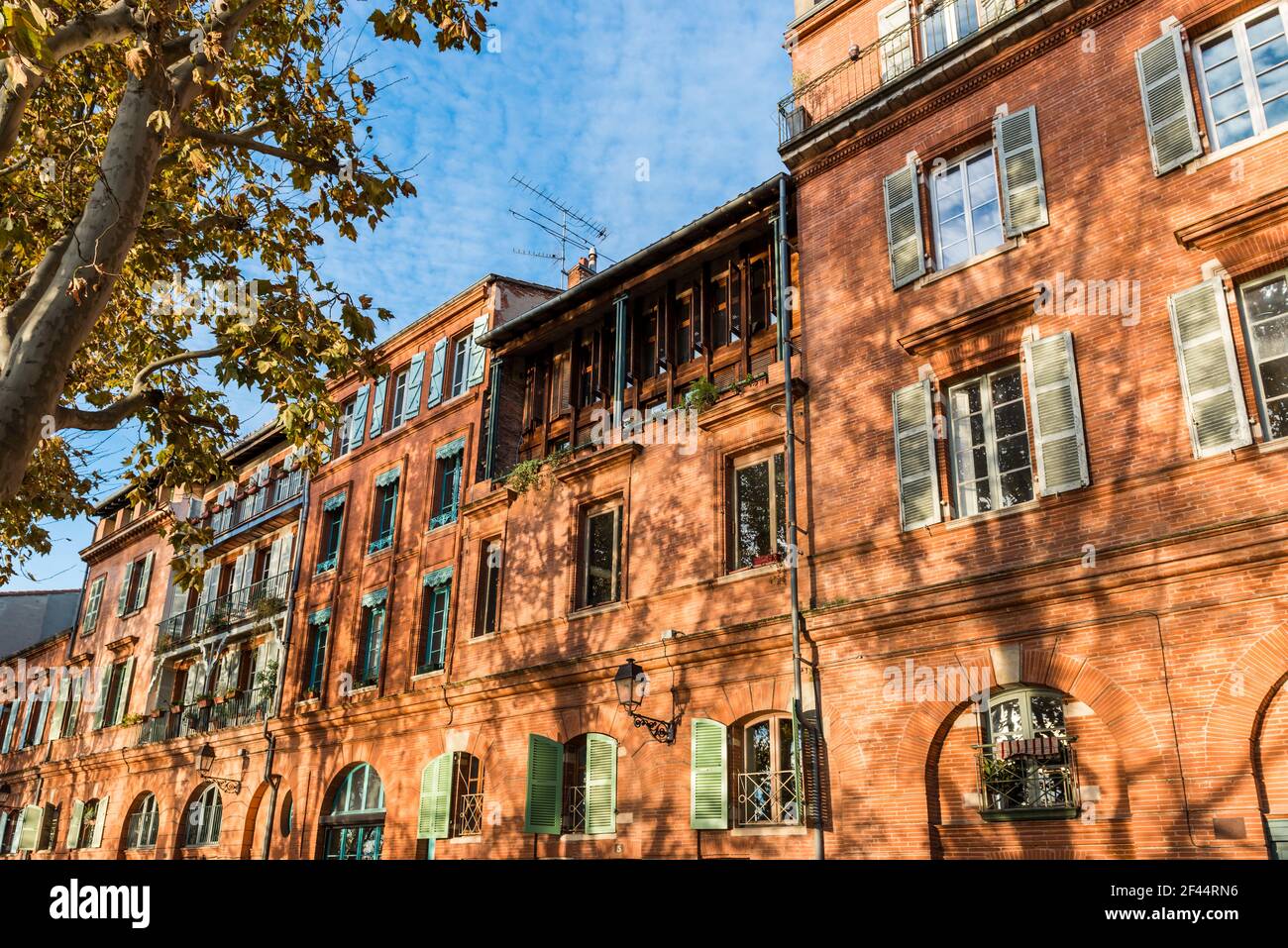 Fassaden von Häusern entlang des Quai de la Daurade, in Toulouse, in Haute Garonne, in Okzitanien, Frankreich Stockfoto