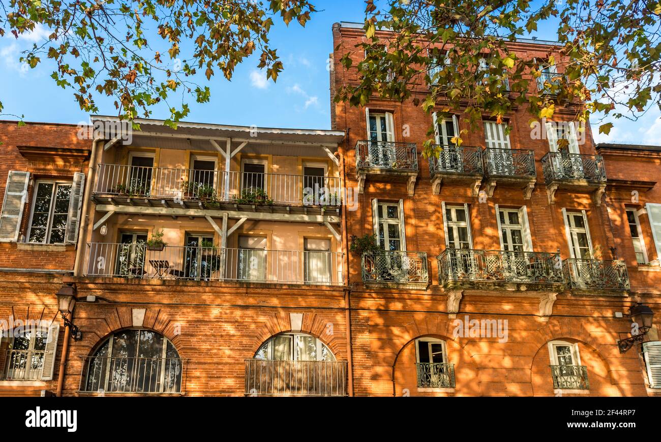 Fassaden von Häusern entlang des Quai de la Daurade, in Toulouse, in Haute Garonne, in Okzitanien, Frankreich Stockfoto