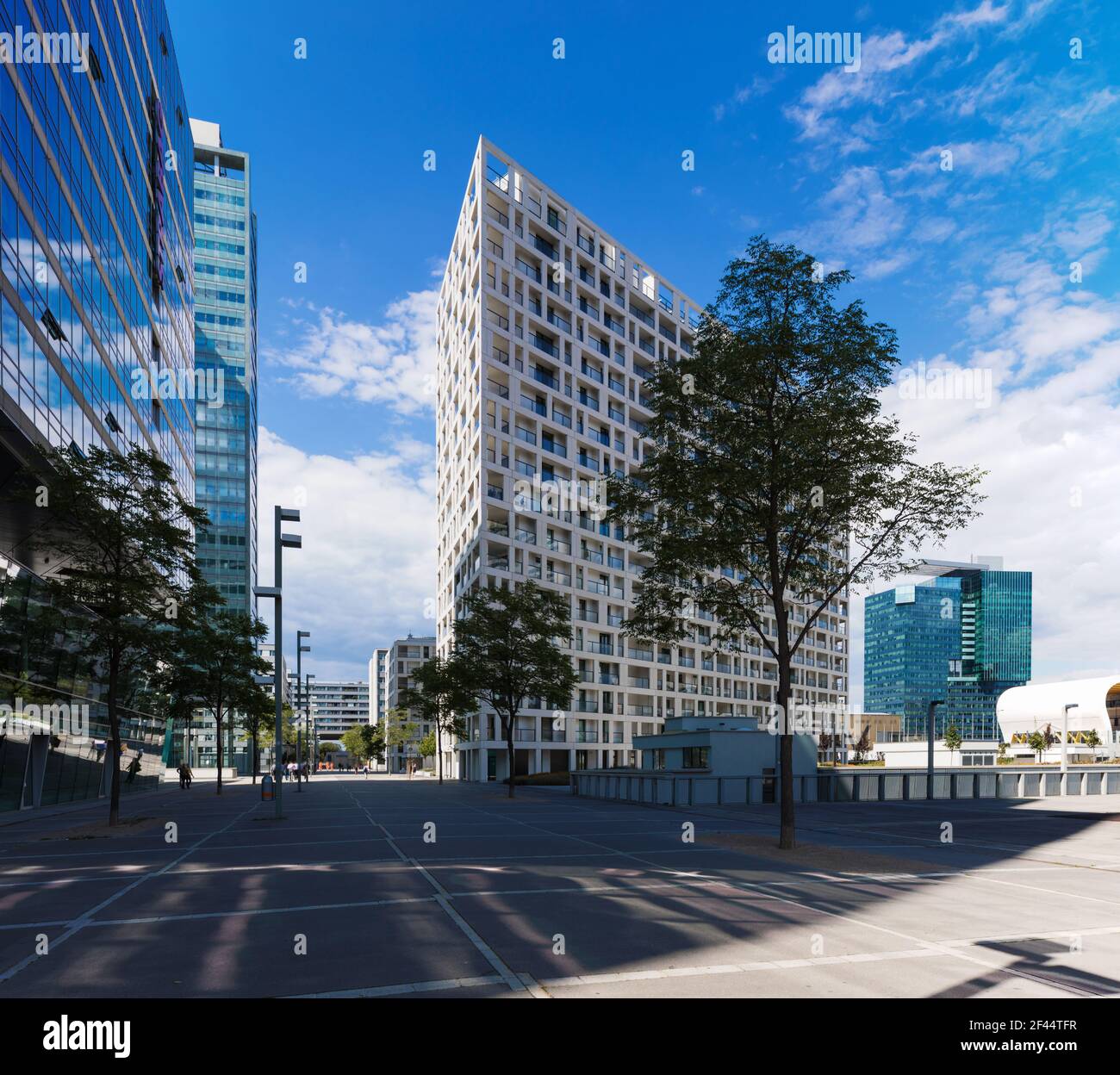 Modernes, minimalistisches Gebäude im neuen Bezirk von Wien Stockfoto