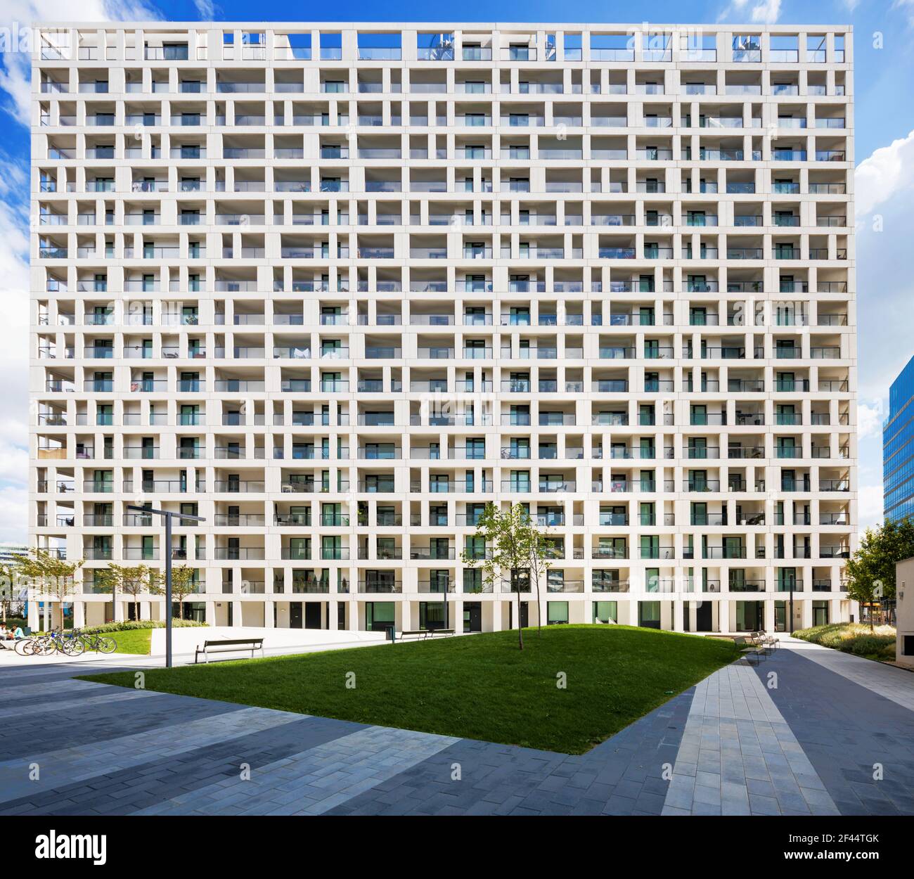 Modernes, minimalistisches Gebäude im neuen Bezirk von Wien Stockfoto