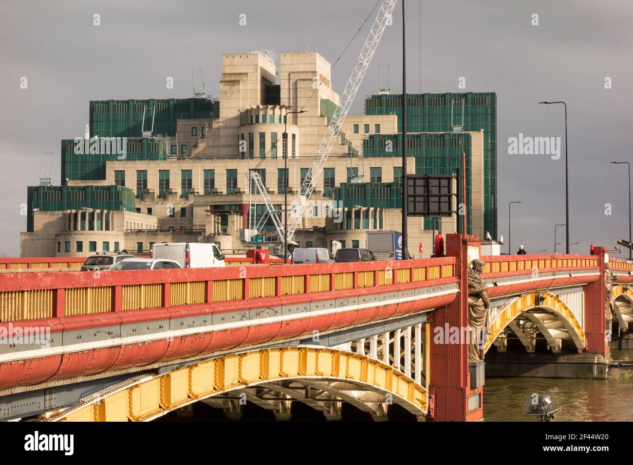Vauxhall Bridge mit dem MI6 Hauptquartier am Vauxhall Cross im Hintergrund, London, England Stockfoto