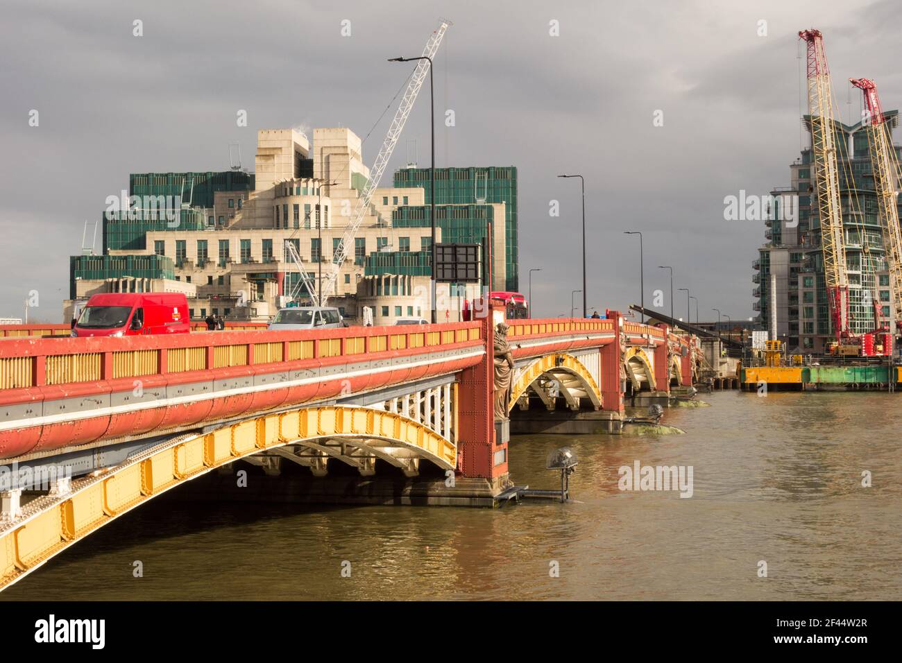 Vauxhall Bridge mit dem MI6 Hauptquartier am Vauxhall Cross im Hintergrund, London, England Stockfoto