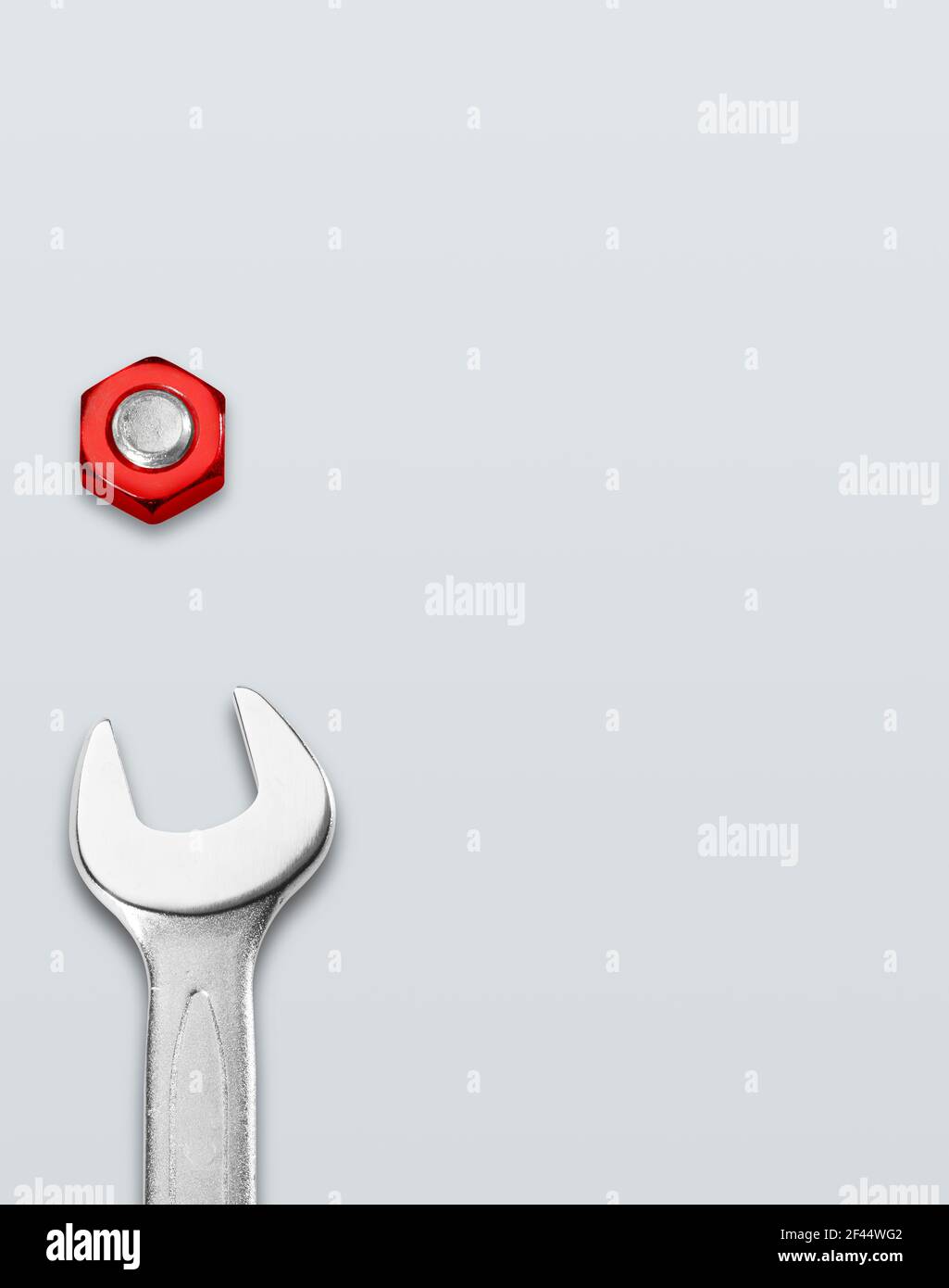 Gabelschlüssel und rote Schraube auf weißem Hintergrund Stockfoto
