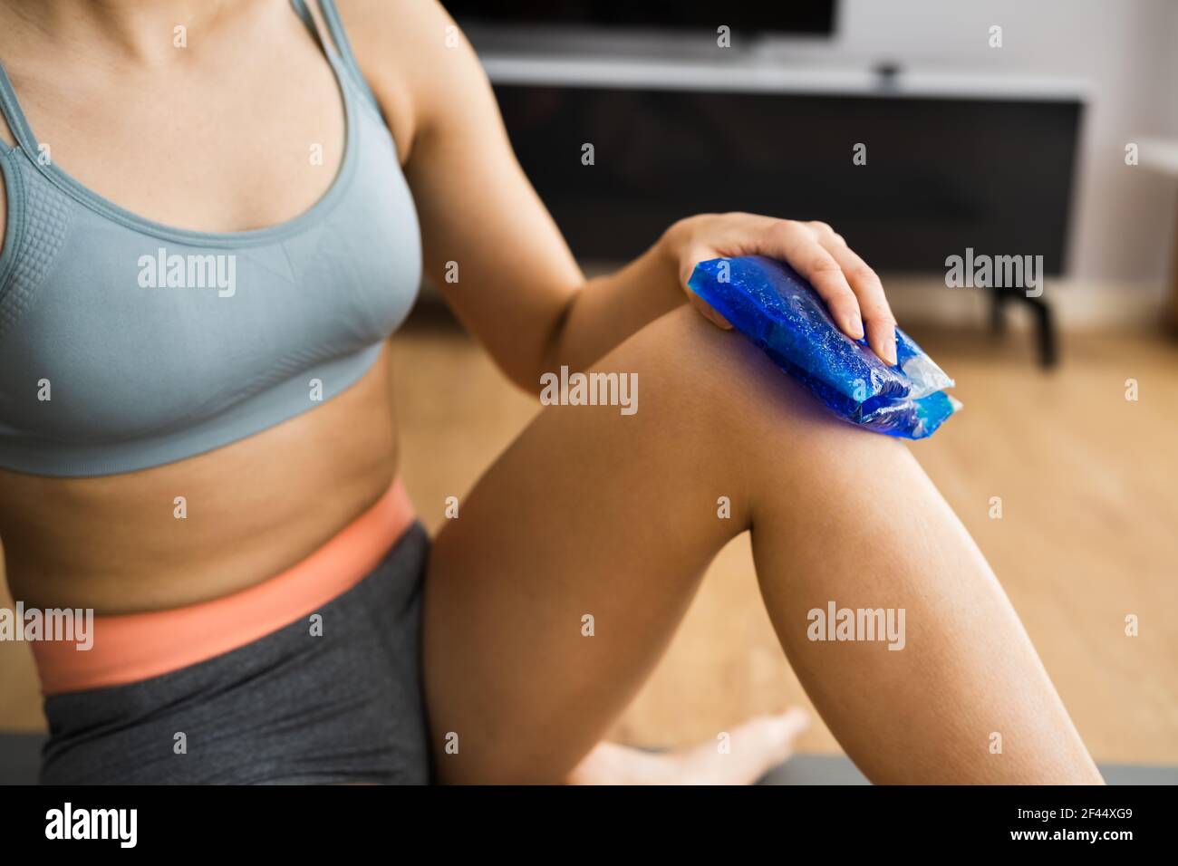 Eispaket Auf Kniegelenk. Verletzungen Im Fitnessstudio Stockfoto