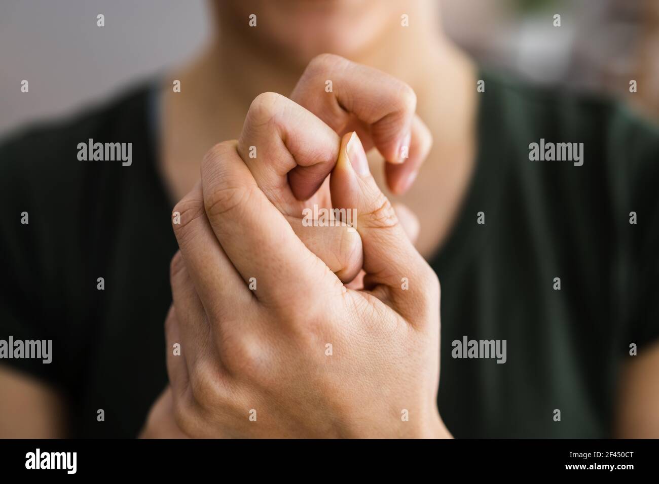 Hand Knöchel Finger Joint Crack. Finger Einrasten Stockfoto