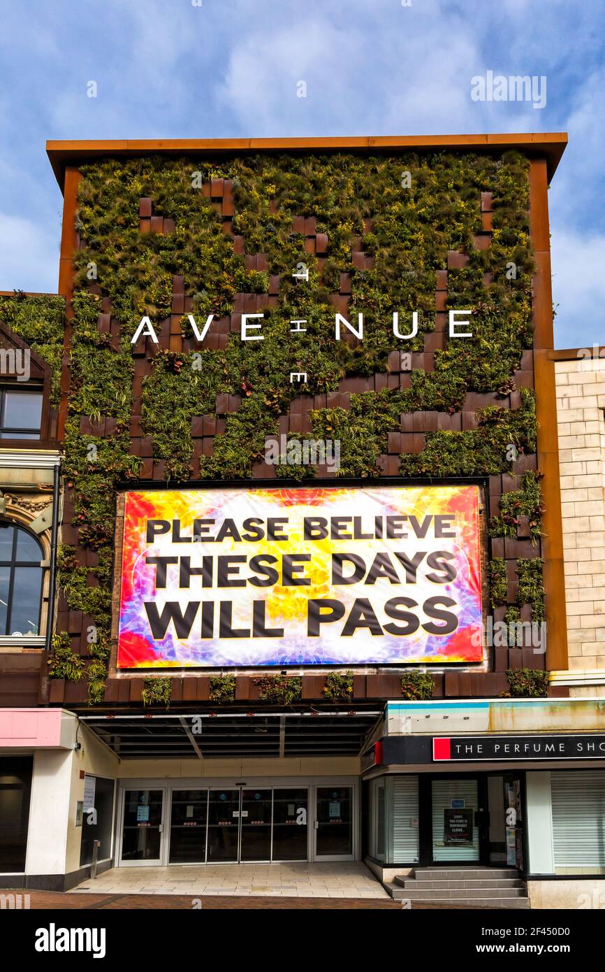 Bitte glauben Sie, dass diese Tage Bildschirm auf der Avenue Green Wall in Bournemouth, Dorset UK im März während Covid-19 Coronavirus Lockdown 3 passieren Stockfoto