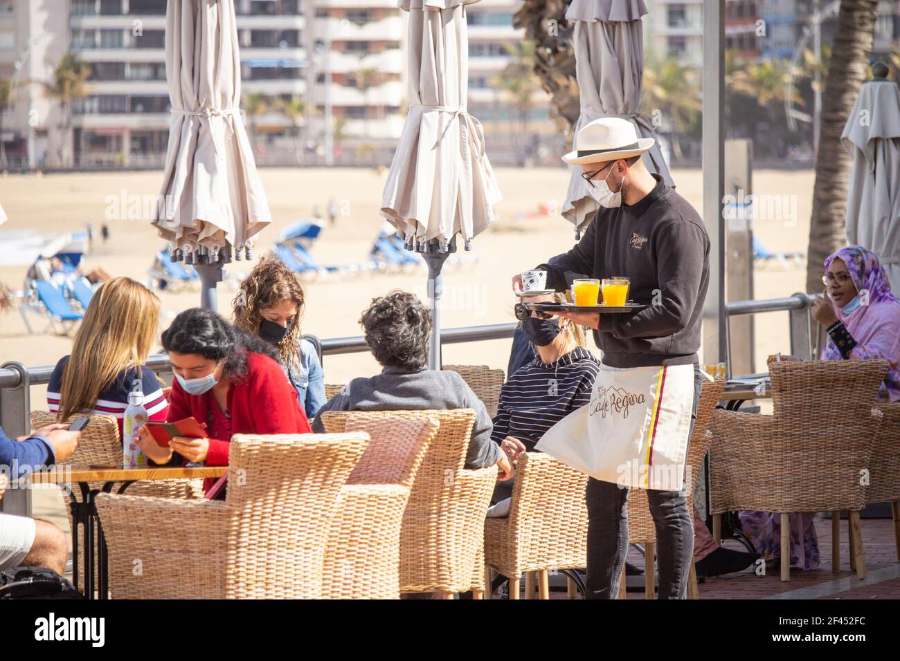 Las Palmas, Gran Canaria, Kanarische Inseln, Spanien. März 2021, 19th. Ein ruhiger Tag am Stadtstrand in Las Palmas auf Gran Canaria. Um eine Zunahme der Covid-Fälle während der Osterferien zu verhindern, wurden Gran Canaria, Teneriffa und Fuerteventura von Stufe 2 auf Stufe 3 Covid-Beschränkungen ab dem 26th. März verschoben. Selbst Einheimische, die auf Flügen und Fähren zwischen den Inseln reisen, benötigen eine negative PCR. Eine nächtliche Sperrstunde von 10pm - 6am wird ebenfalls durchgesetzt. Kredit: Alan Dawson/Alamy Live Nachrichten. Stockfoto