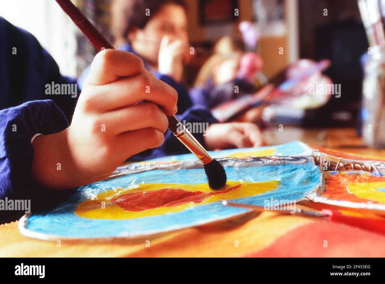 Junge Schüler malen in der Schule Kunst Klassenzimmer. England. VEREINIGTES KÖNIGREICH Stockfoto