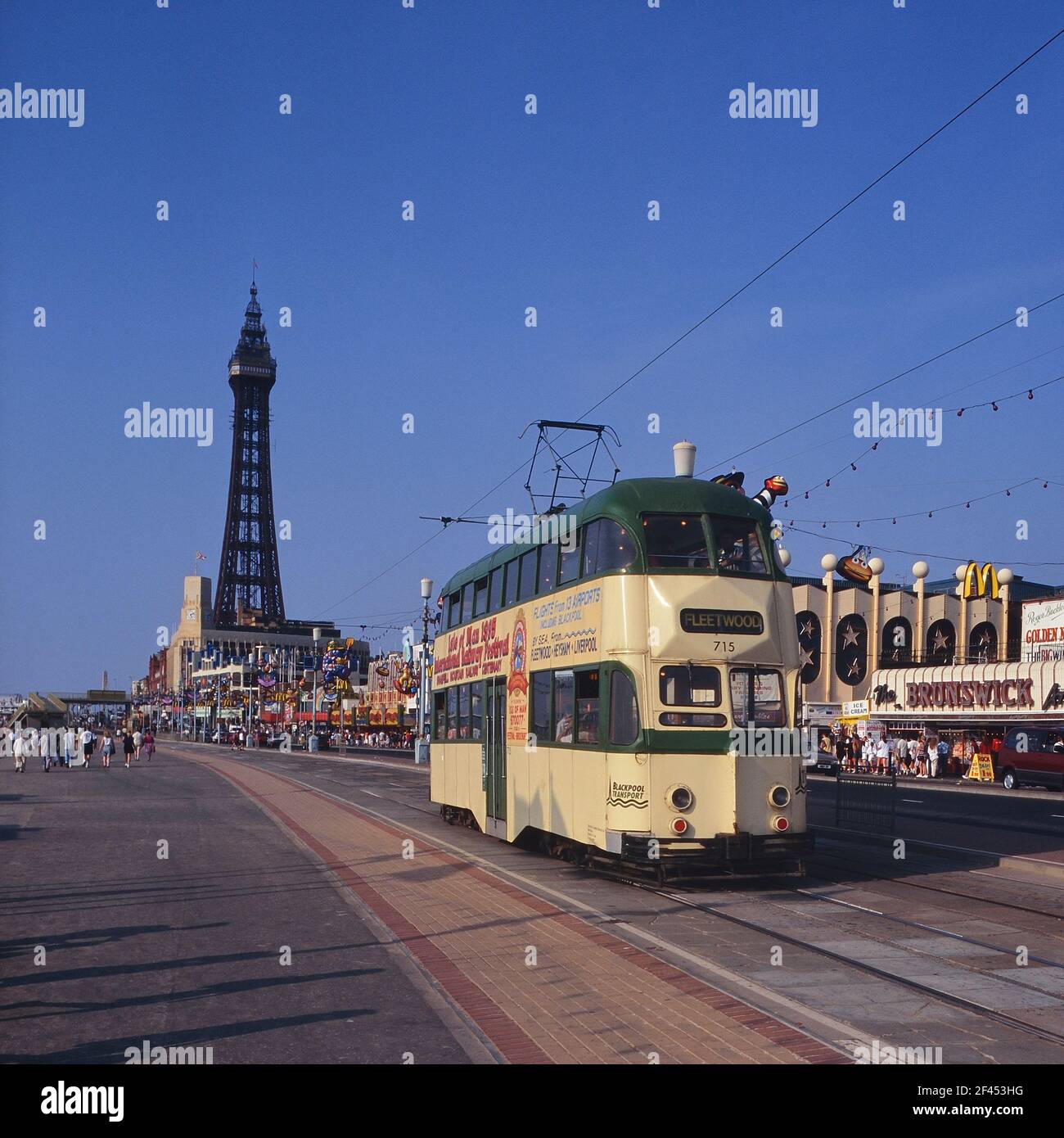 Ballonwagen Straßenbahn 715 auf der Promenade. Blackpool, Lancashire, England, Großbritannien Stockfoto