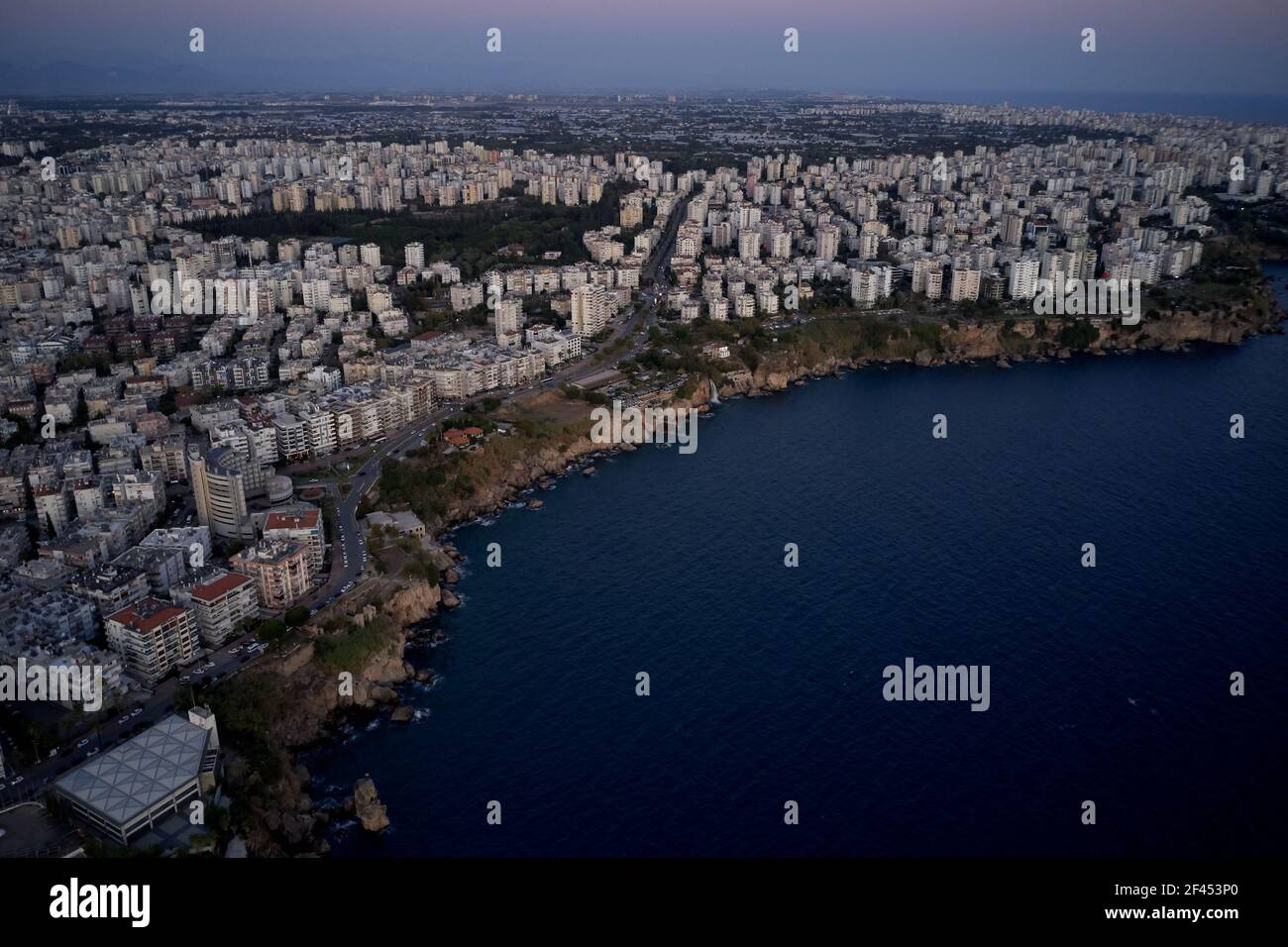 Luftpanorama Blick auf das Mittelmeer und Resort Stadt. Stockfoto