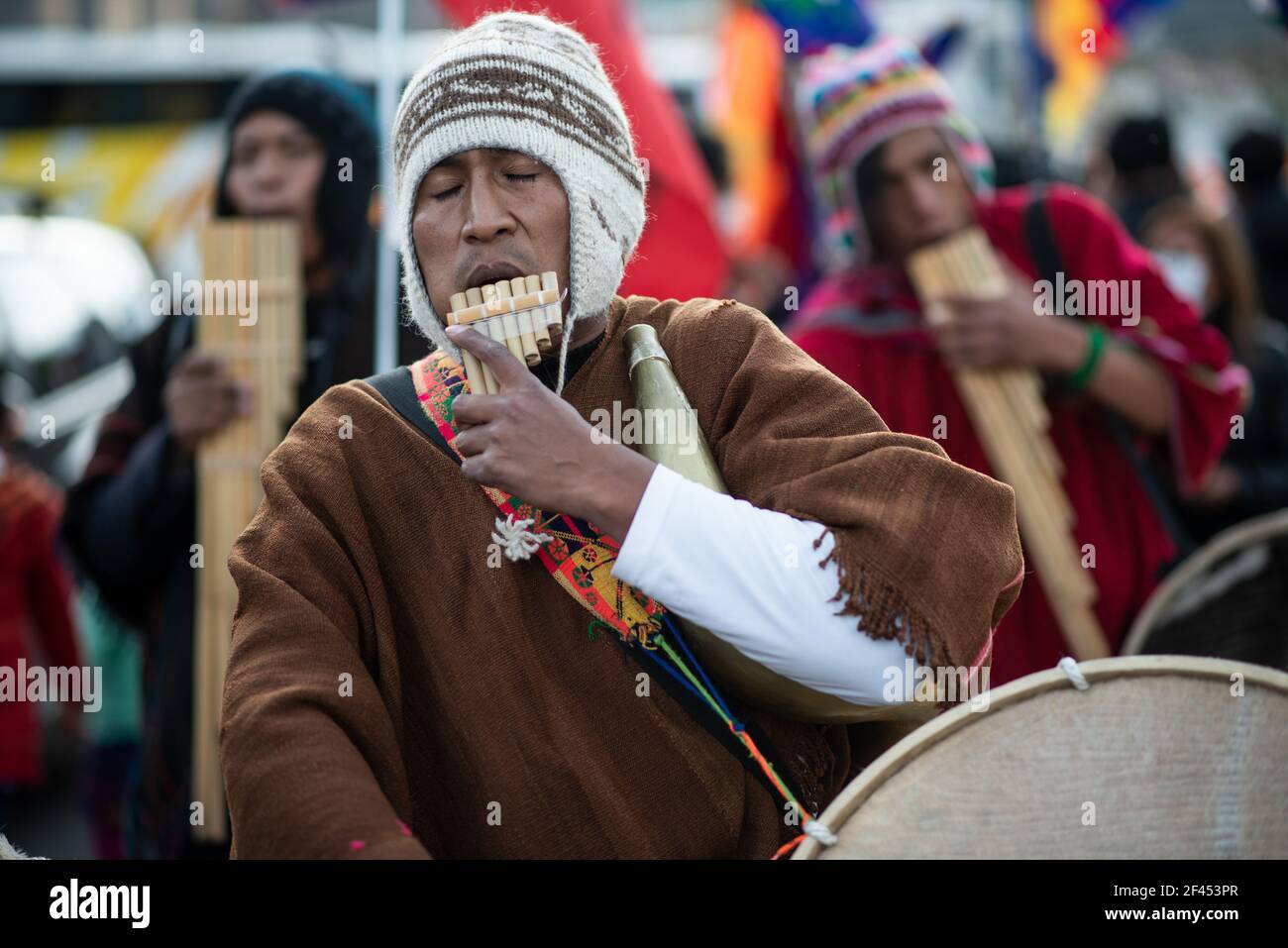 La Paz, Bolivien. März 2021, 18th. Tausende regierungsnahe Demonstranten fordern die Verurteilung der ehemaligen Interimspräsidentin Jeanine Anez und ihrer Minister. Die Politiker wurden wegen Terrorismus, Aufruhr und Verschwörung verhaftet und stehen bei einer Verurteilung bis zu 30 Jahren Gefängnis gegenüber. Quelle: Radoslaw Czajkowski/dpa/Alamy Live News Stockfoto