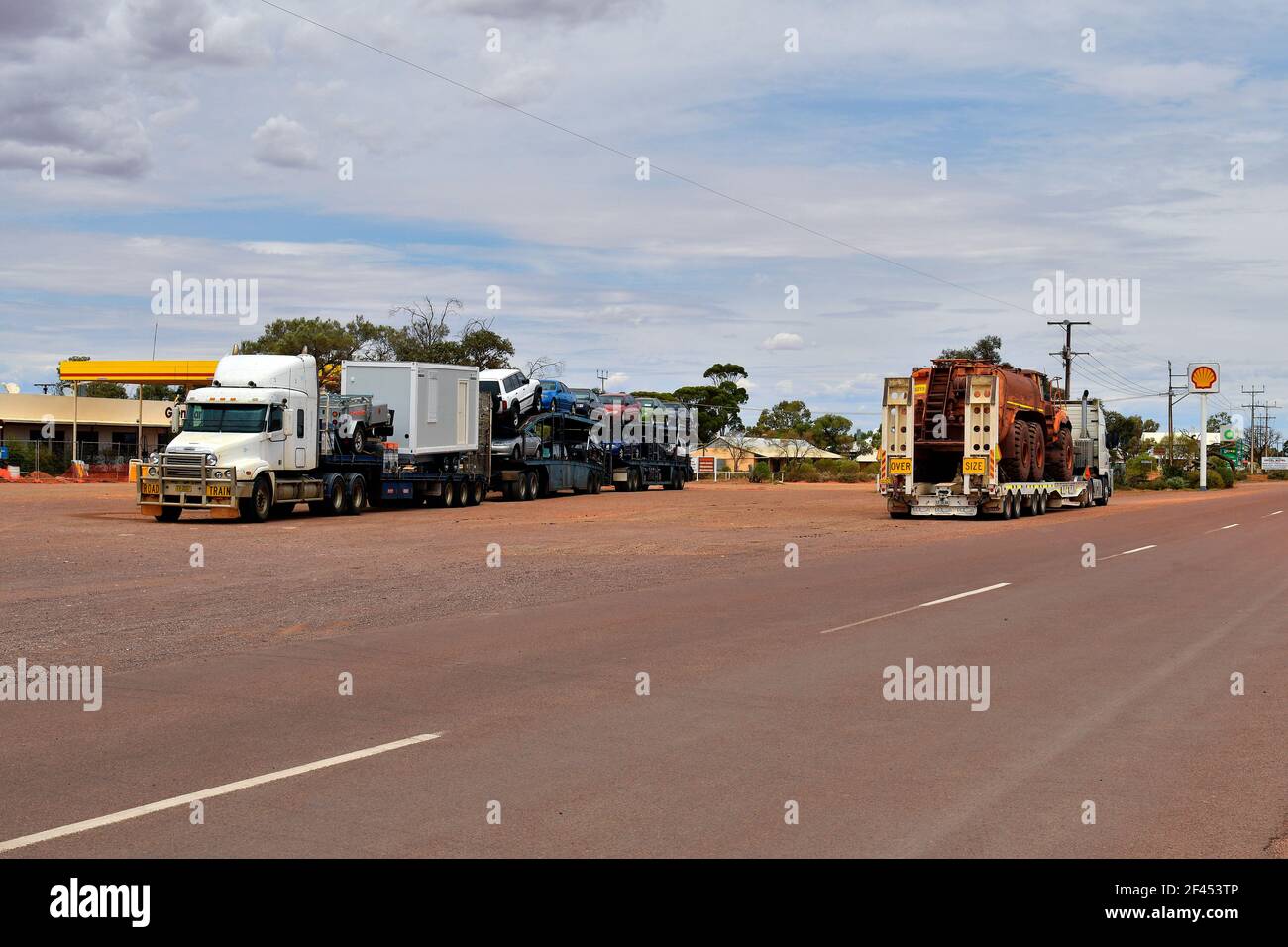 Glendambo, SA, Australien - 12. November 2017: LKW in der Regel genannt Road Train mit Anhänger im Outback Roadhouse und Tankstelle auf Stuart Highway Stockfoto