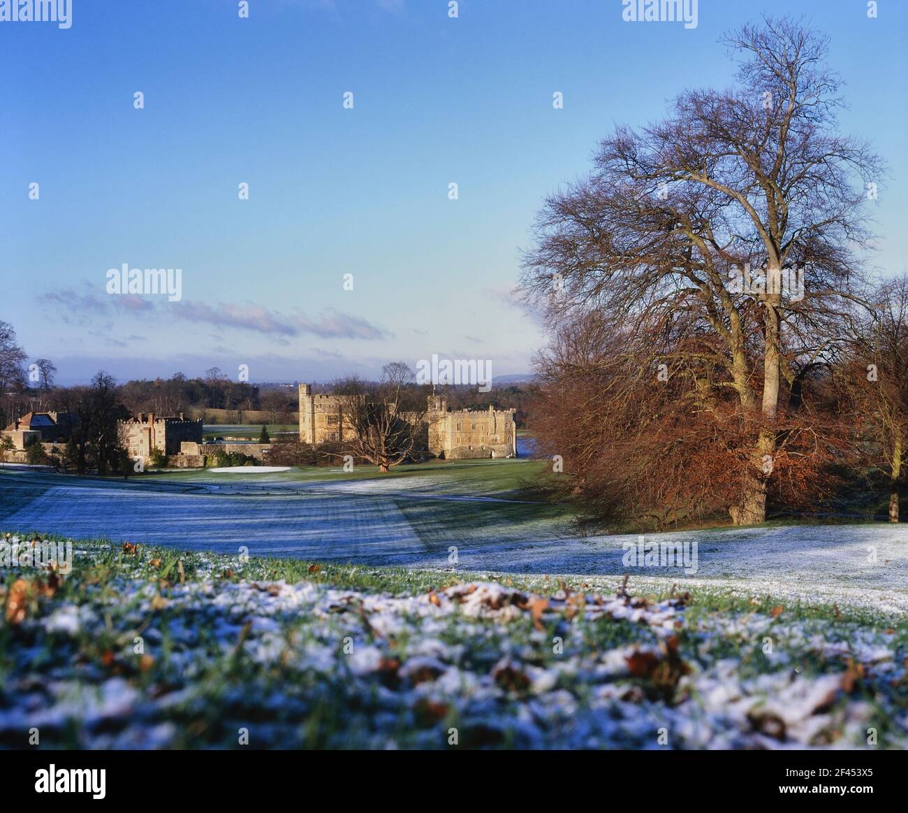 Winterlandschaft von Leeds Castle im Schnee, Kent, England, Großbritannien Stockfoto