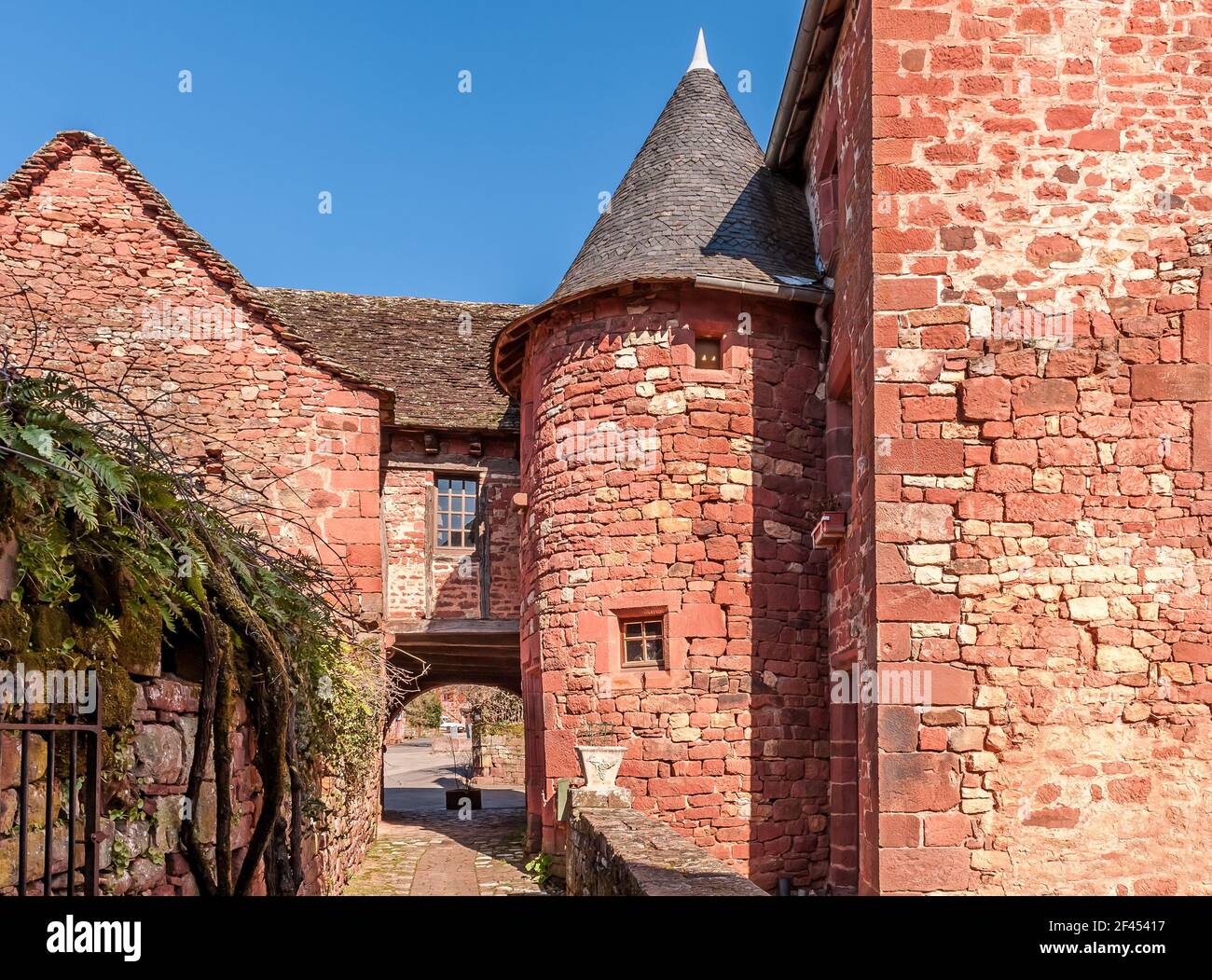 Herrliches Haus mit Turm im mittelalterlichen Dorf Collonges-la-Rouge in Corrèze, Neu-Aquitanien in Frankreich Stockfoto