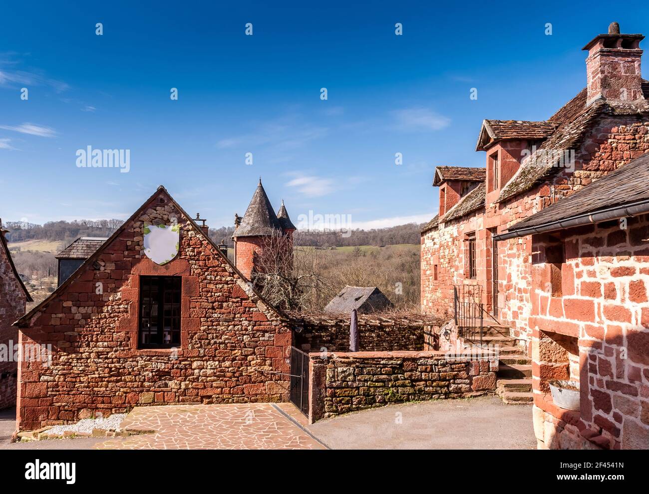 Herrliches Haus mit Turm im mittelalterlichen Dorf Collonges-la-Rouge in Corrèze, Neu-Aquitanien in Frankreich Stockfoto