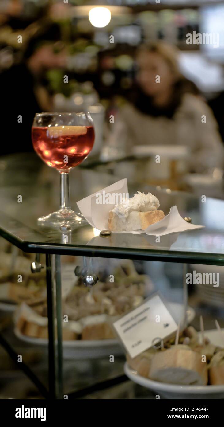 Italienischer Aperol-Aperitif und ein typisches Kabeljau-Sandwich Eine Glasbank in Venedig Stockfoto
