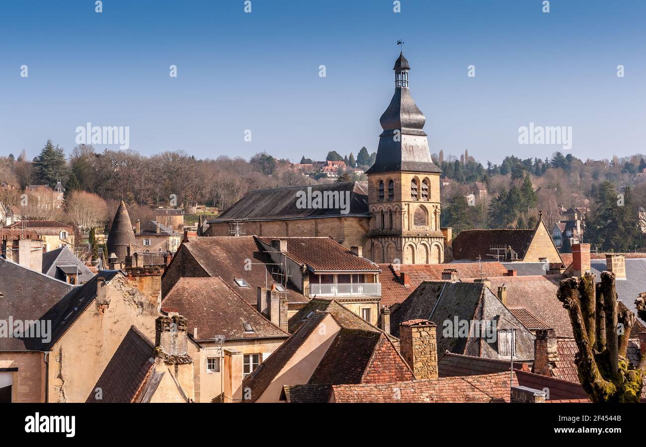 Saint-Sacerdos Kathedrale und die Stadt Sarlat la Canéda, im Perigord, Dordogne, New Aquitaine, Frankreich Stockfoto