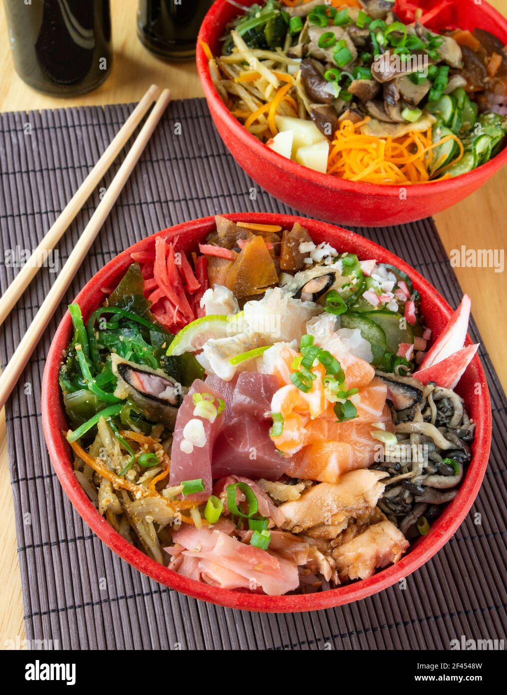 Fish Chirashi, japonesisches Essen auf Schalen mit Holzhashis. Stockfoto