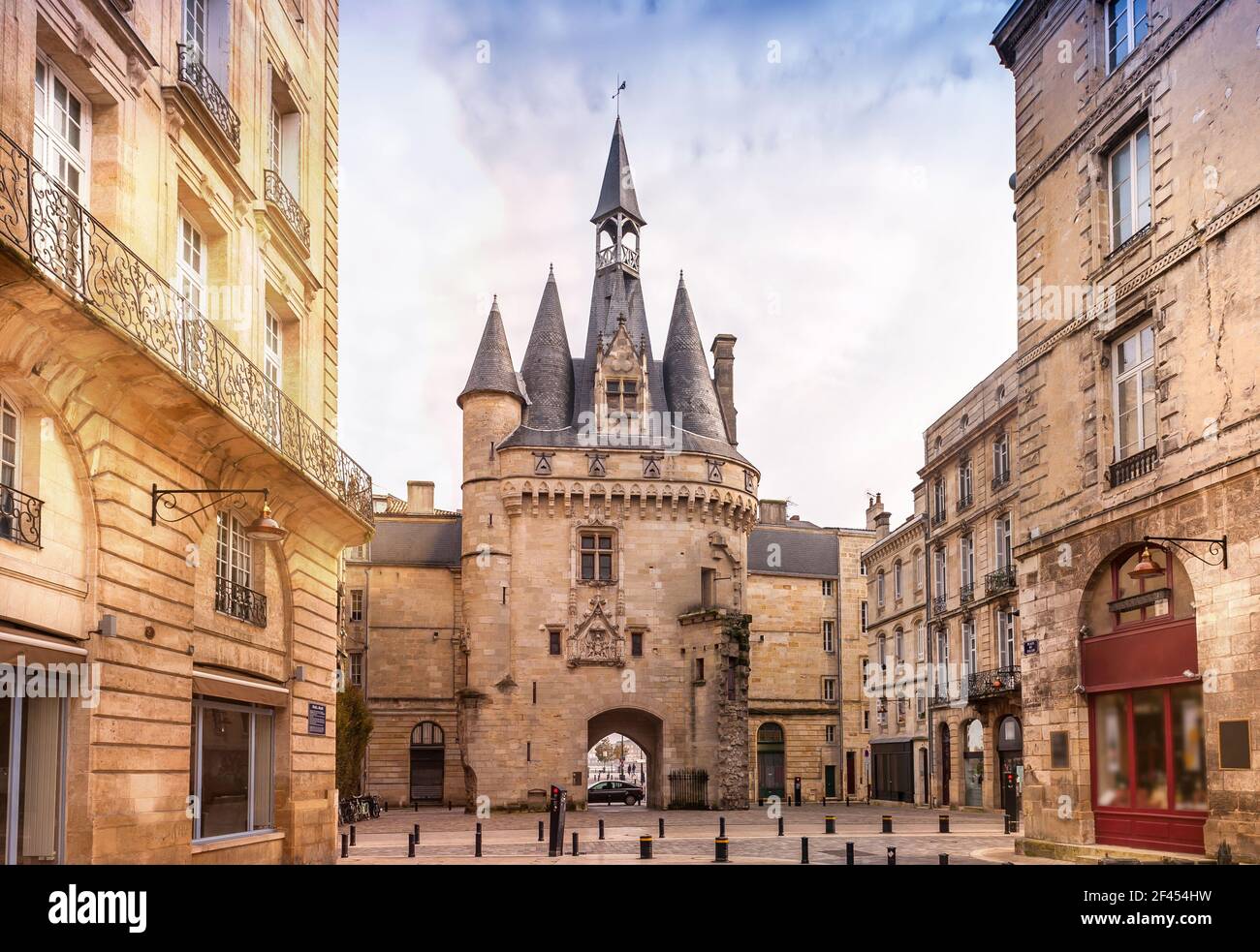 Place du Palais und Porte Cailhau in Bordeaux, Gironde, New Aquitaine, Frankreich Stockfoto