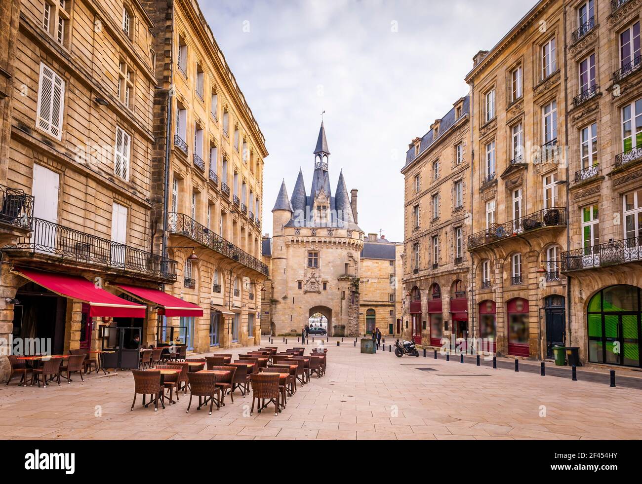 Place du Palais und Porte Cailhau in Bordeaux, Gironde, New Aquitaine, Frankreich Stockfoto