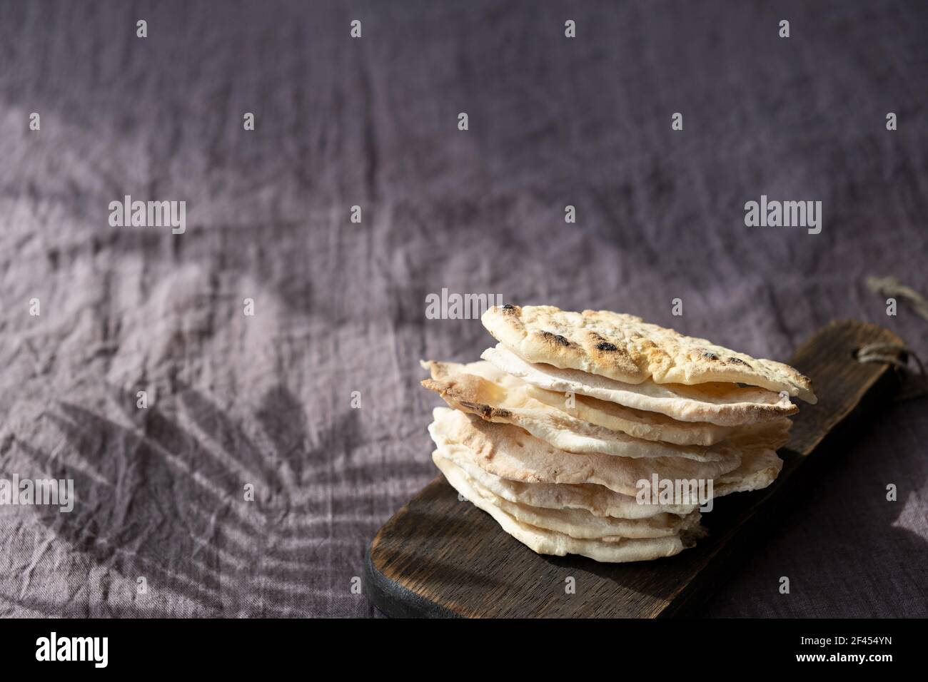 Hausgemachte Matzo mit mikrogrünen Erbsen. Ungesäuertes Fladenbrot. Pesah Feier Konzept. Jüdischer Pessach Hintergrund. Pita. . Stockfoto