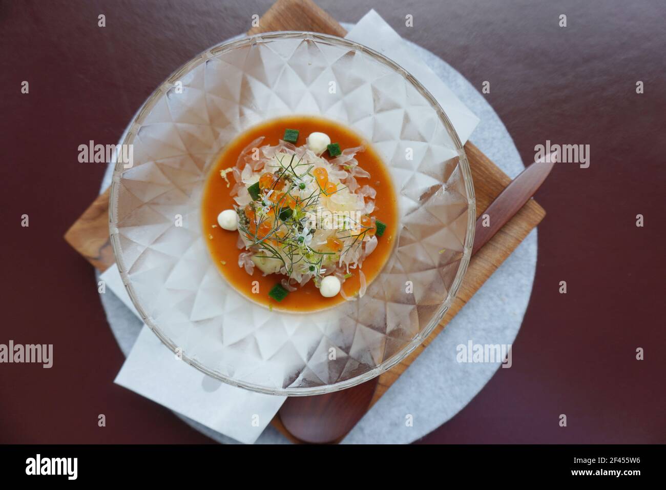 Bio-Hochland Erbstück Tomaten, Bavarois, Krabbenfleisch, komprimierte Gurken, Pamelo, Lachsrogen Stockfoto