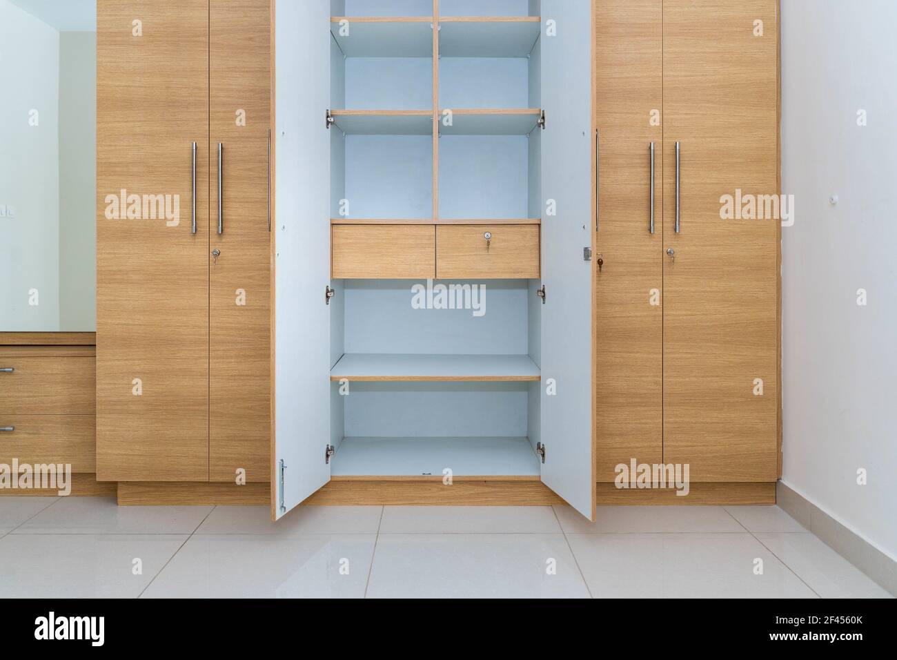 Ein Holzschrank mit offenen Türen und Regal Stockfoto