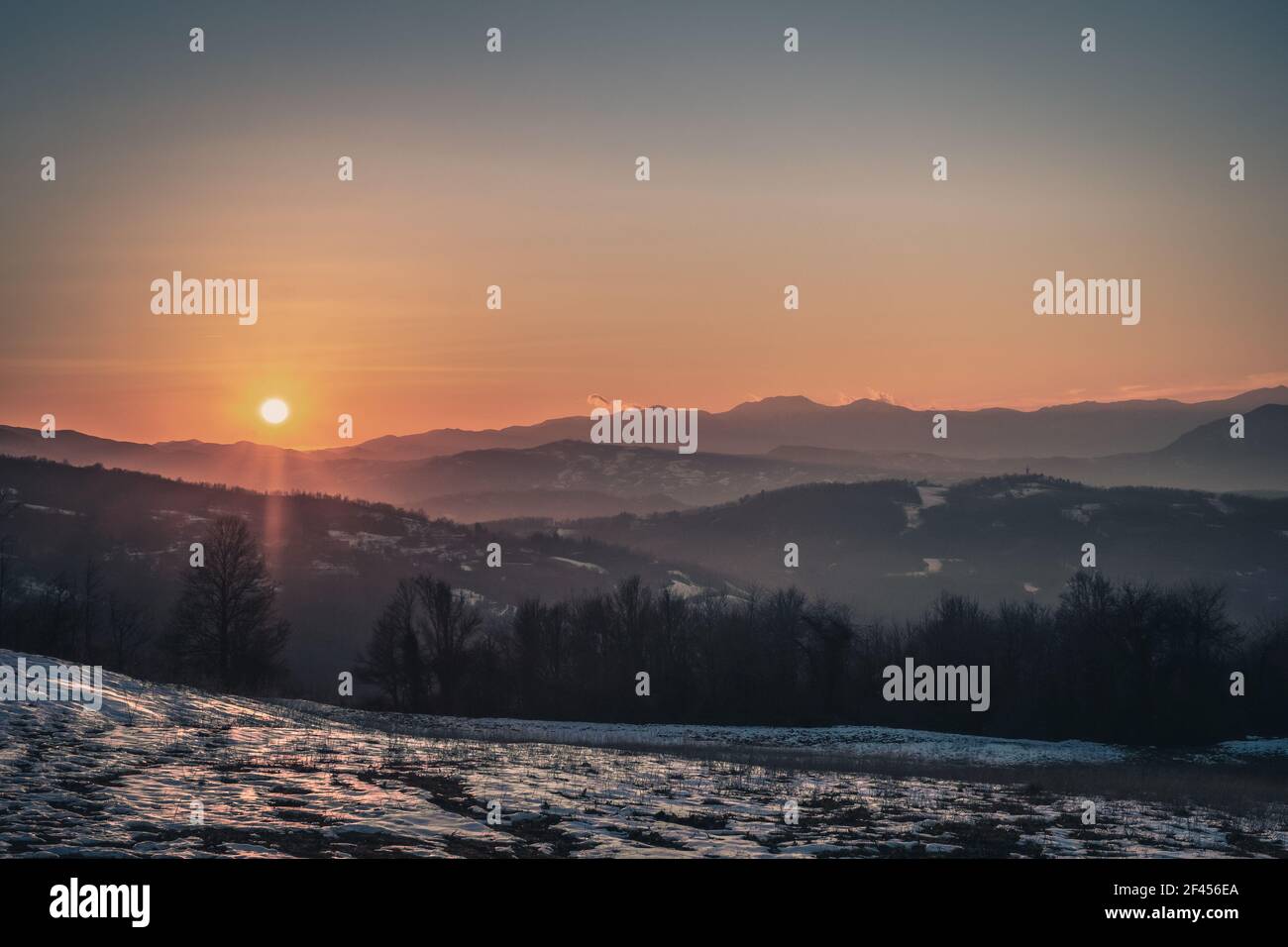 Sonnenuntergang auf dem Appeninenkamm in Emilia und Romagna. Provinz Bologna, Emilia-Romagna, Italien. Stockfoto