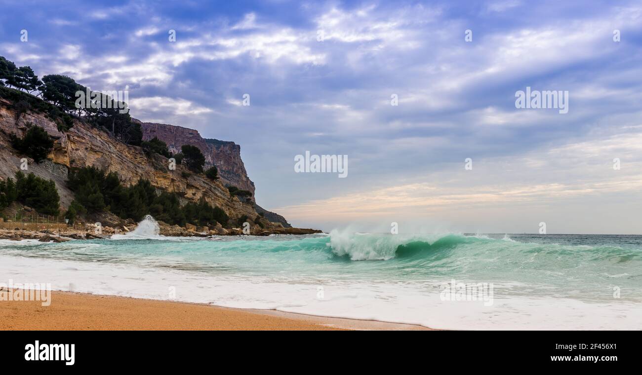 Cassis Strand und die Klippen von Cap Canaille, in den Bouches du Rhone, in der Provence, Frankreich Stockfoto