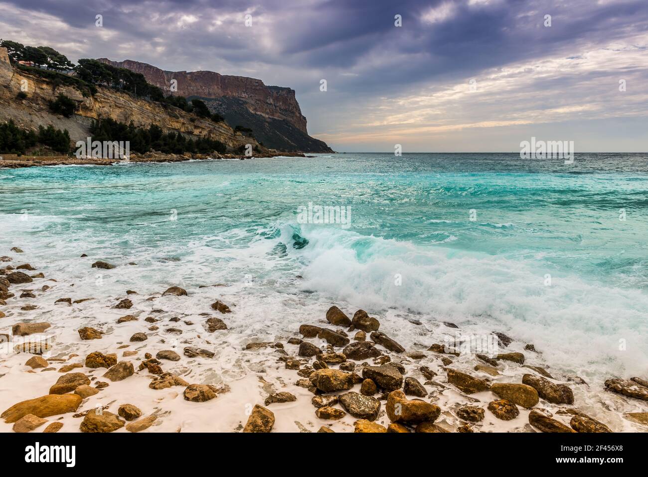 Cassis Strand und die Klippen von Cap Canaille, in den Bouches du Rhone, in der Provence, Frankreich Stockfoto