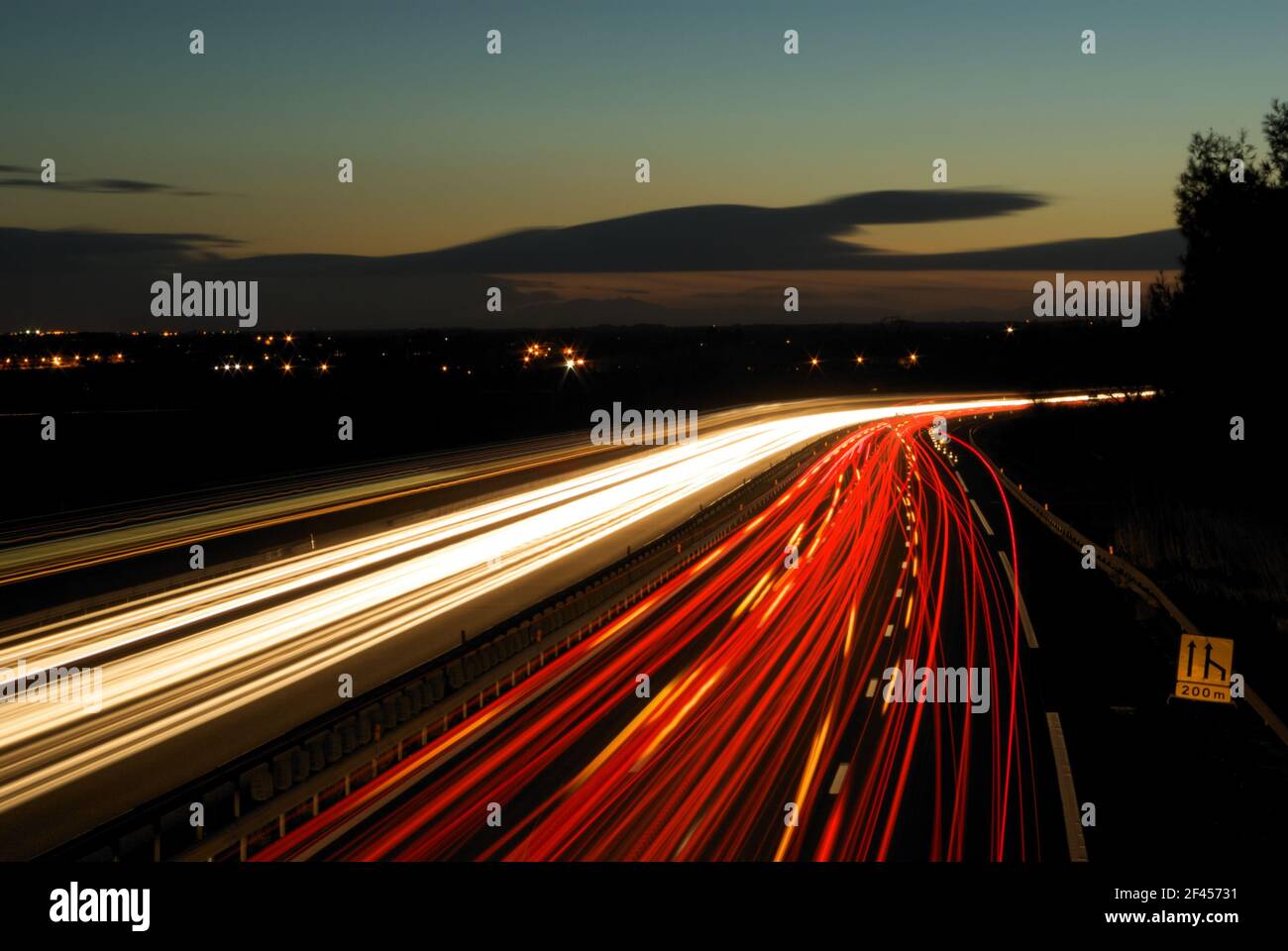 Nachtverkehr auf der Autobahn A9, in Hérault, Okzitanien, Frankreich Stockfoto