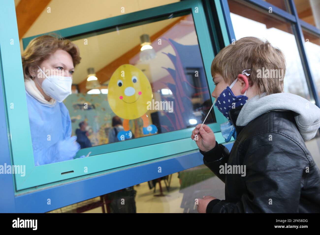 Halberstadt, Deutschland. März 2021, 19th. Àbel aus Halberstadt steht vor dem Testzentrum der Anne-Frank-Grundschule in Halberstadt und nimmt einen vorderen Nasenabstrich. In Halberstadt wurden an 5 Schulen kostenlose Schnelltests gestartet. Insgesamt 30 Schüler haben sich freiwillig für den Test gemeldet. Ab Montag werden in allen Schulen in Sachsen-Anhalt Schnelltests durchgeführt. Quelle: Matthias Bein/dpa-Zentralbild/dpa/Alamy Live News Stockfoto